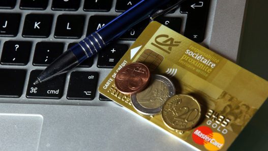 découvrez comment cette banque innovante a décidé de supprimer les frais liés aux services financiers pour les patients atteints de cancer, allégeant ainsi leur charge financière et leur offrant un soutien crucial dans des moments difficiles.