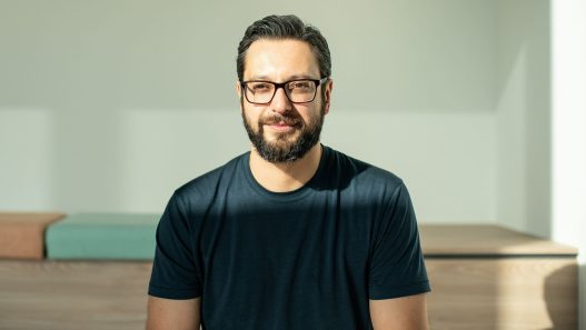 découvrez les différences clés entre les banques françaises traditionnelles et la fintech stenn. analysez les avantages et inconvénients de chaque option pour mieux comprendre comment gérer vos finances dans un monde en évolution numérique.