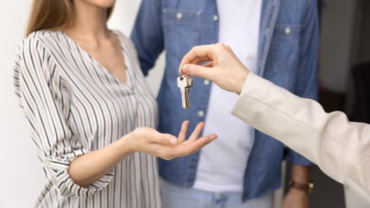 découvrez comment bénéficier d'un prêt immobilier grâce à votre employeur. profitez de conditions avantageuses et d'accompagnement personnalisé pour devenir propriétaire. informez-vous sur les dispositifs et les étapes à suivre pour réaliser votre projet immobilier avec le soutien de votre entreprise.