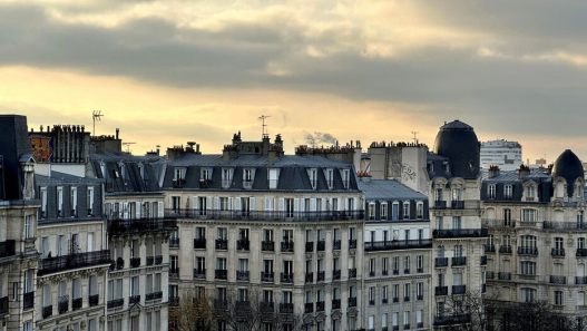 découvrez comment la récente baisse des taux de la banque centrale européenne (bce) impacte les emprunteurs. analyse des conséquences sur les prêts, les taux d'intérêt et les opportunités de financement pour les particuliers et les entreprises.