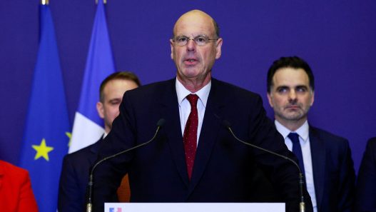 découvrez comment françois bayrou aborde le défi du déficit public en france. analyse des enjeux économiques et politiques, propositions et perspectives pour une gestion responsable des finances publiques.