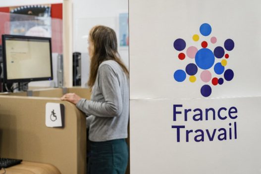 découvrez les implications de la réforme chômage évaluée entre 2 et 2,5 milliards d'euros. analyse des enjeux économiques, des solutions pour les demandeurs d'emploi et des impacts sur le marché du travail en france.