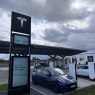 découvrez comment tesla répond aux longues files d'attente avec des solutions innovantes et une approche centrée sur le client. explorez les stratégies mises en place pour améliorer l'expérience d'achat et réduire les délais d'attente pour les clients de la marque.