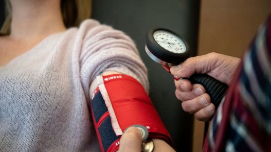 découvrez des stratégies efficaces pour optimiser les économies liées aux arrêts maladie dans le domaine de la santé. apprenez comment réduire les coûts tout en maintenant le bien-être des employés grâce à des approches innovantes et responsables.