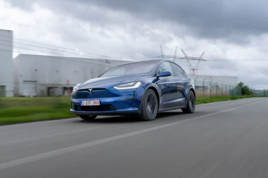 découvrez pourquoi tesla déçoit certains de ses clients et investisseurs, avec une analyse des récents défis, des retours d'expérience et des perspectives d'avenir pour la célèbre marque de voitures électriques.