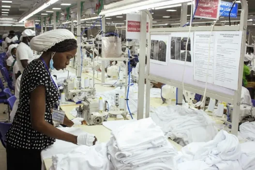 découvrez l'univers fascinant du textile au bénin, où tradition et modernité s'entrelacent. explorez les richesses des tissus, des motifs colorés et des techniques artisanales uniques, tout en soutenant l'économie locale et la culture béninoise. plongez dans la diversité et la créativité du secteur textile, reflet d'un savoir-faire ancestral.