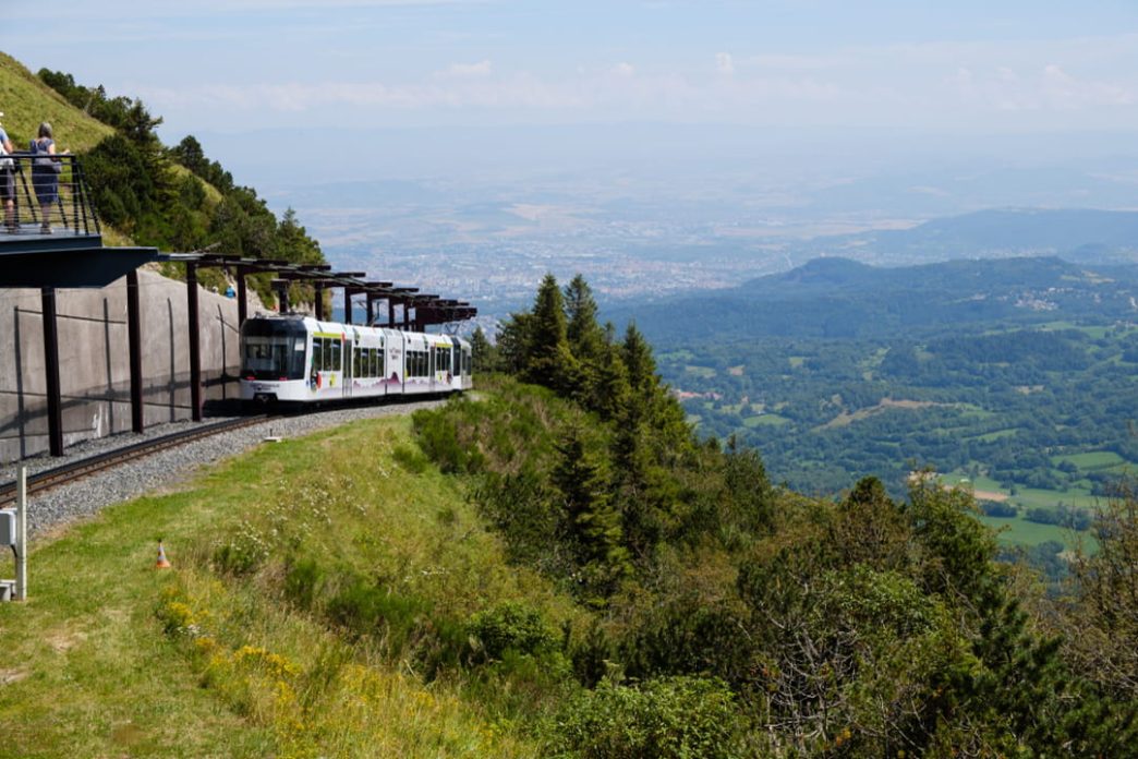 découvrez les trésors touristiques du puy-de-dôme, une région riche en paysages époustouflants, en patrimoine historique et en activités de plein air. des volcans aux charmants villages médiévaux, explorez tous les secrets que cette destination unique a à offrir.